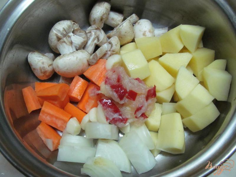 Фото приготовление рецепта: Грибы с овощами и лепешками шаг №1