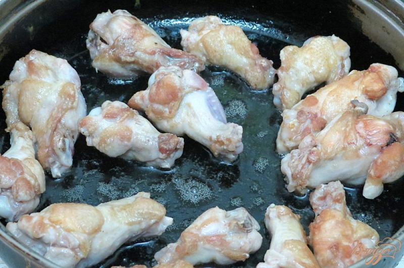 Фото приготовление рецепта: Куриные крылышки под соусом Бешамель шаг №2