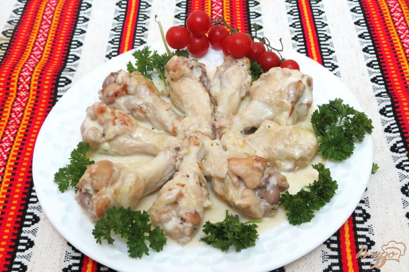 Фото приготовление рецепта: Куриные крылышки под соусом Бешамель шаг №7