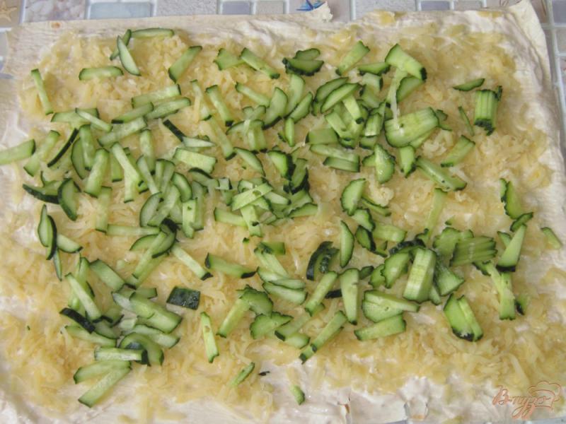 Фото приготовление рецепта: Рулет из лаваша с салями, огурцом и сыром шаг №2