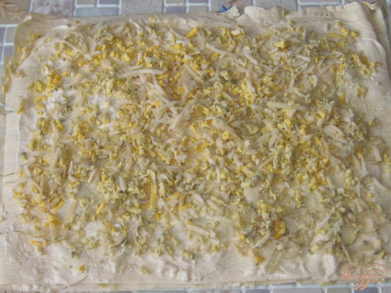 Фото приготовление рецепта: Рулет из лаваша с салями, огурцом и сыром шаг №3