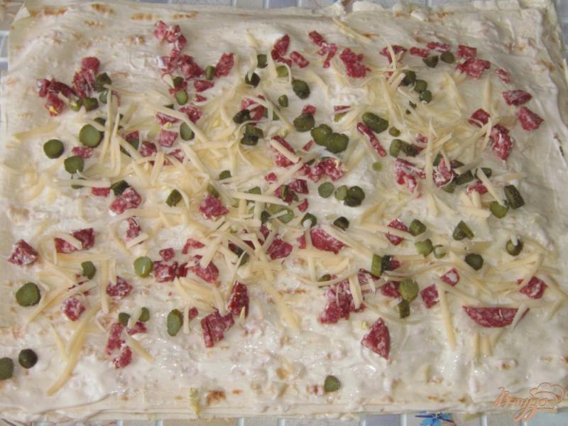 Фото приготовление рецепта: Рулет из лаваша с салями, огурцом и сыром шаг №4