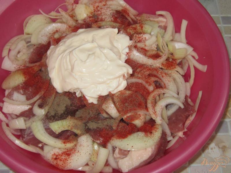 Фото приготовление рецепта: Шашлык из свинины маринованный в майонезе и минералке шаг №3