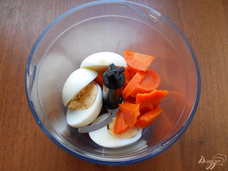 Фото приготовление рецепта: Паштет из слабосоленой семги, яиц и моркови шаг №1