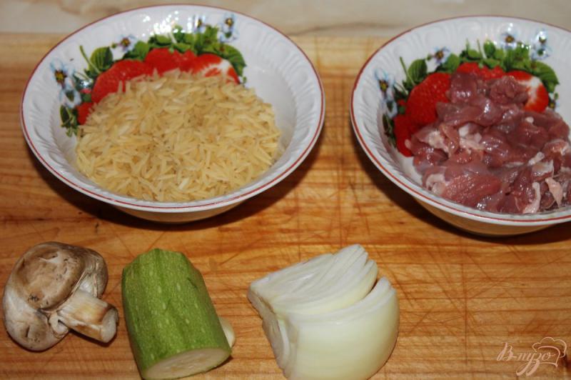 Фото приготовление рецепта: Рис с телятиной и кабачком шаг №1
