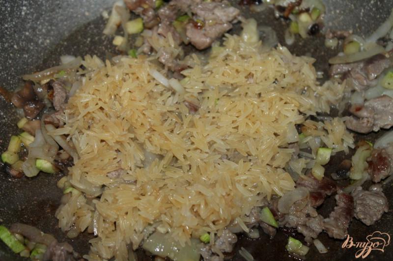 Фото приготовление рецепта: Рис с телятиной и кабачком шаг №4
