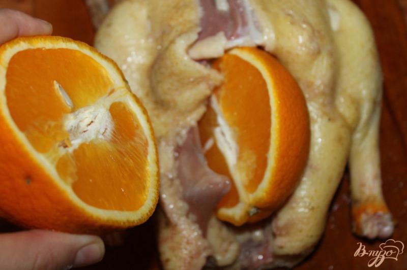 Фото приготовление рецепта: Запеченная утка с апельсином и лимоном шаг №4