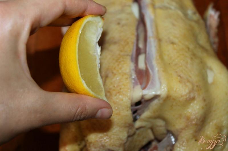 Фото приготовление рецепта: Запеченная утка с апельсином и лимоном шаг №3