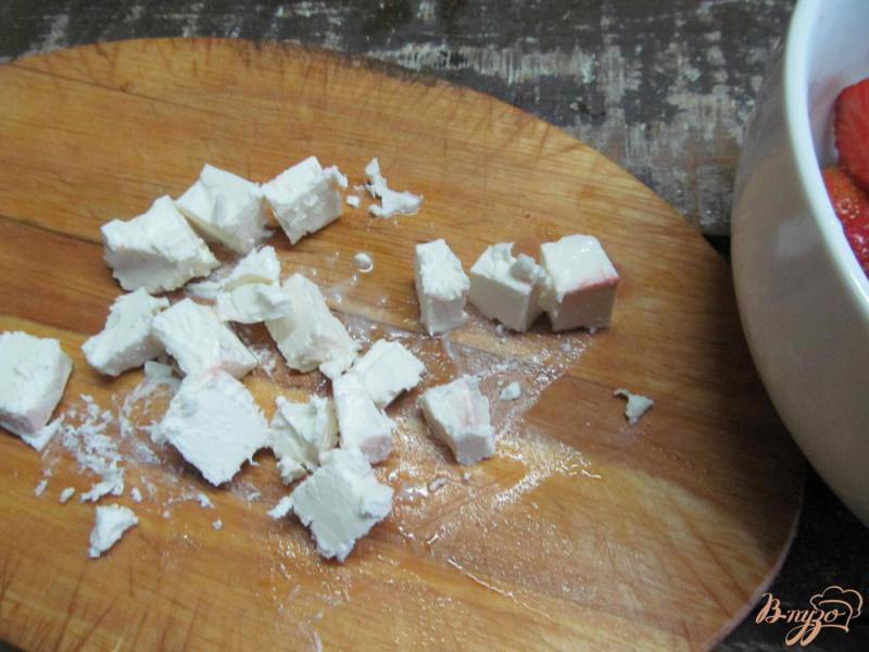 Фото приготовление рецепта: Салат из клубники с сыром фета шаг №3