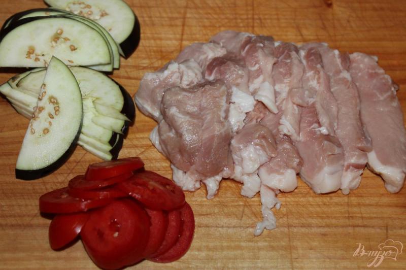 Фото приготовление рецепта: Свиная отбивная с баклажаном, помидорами и сыром шаг №1