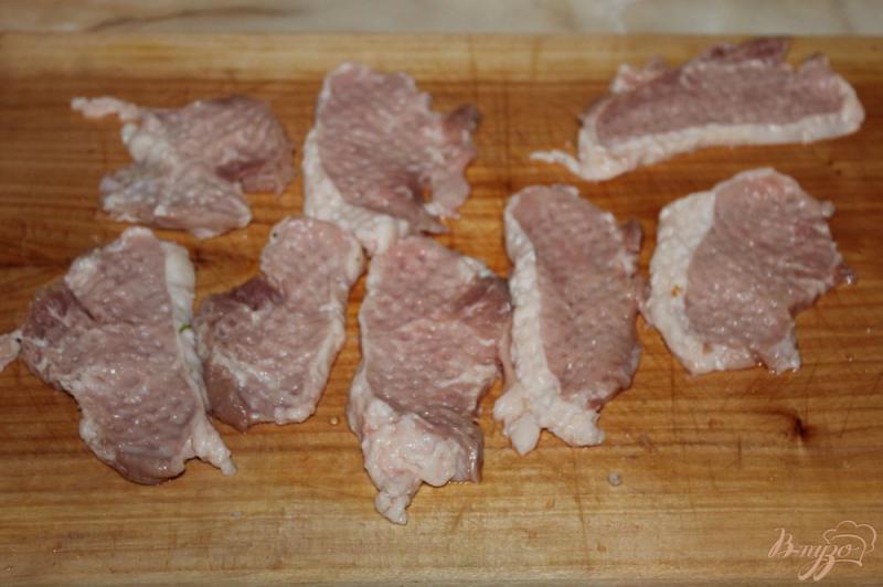 Фото приготовление рецепта: Свиная отбивная с баклажаном, помидорами и сыром шаг №3