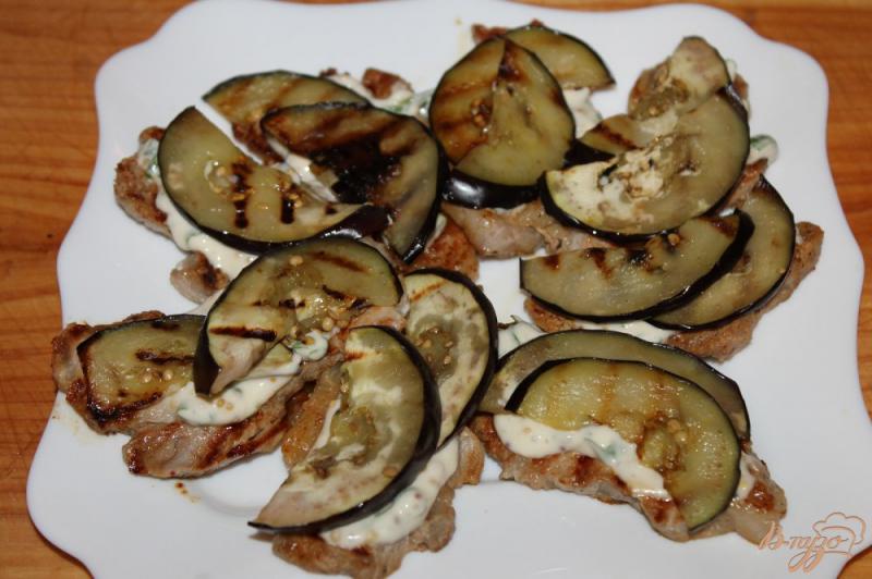 Фото приготовление рецепта: Свиная отбивная с баклажаном, помидорами и сыром шаг №7