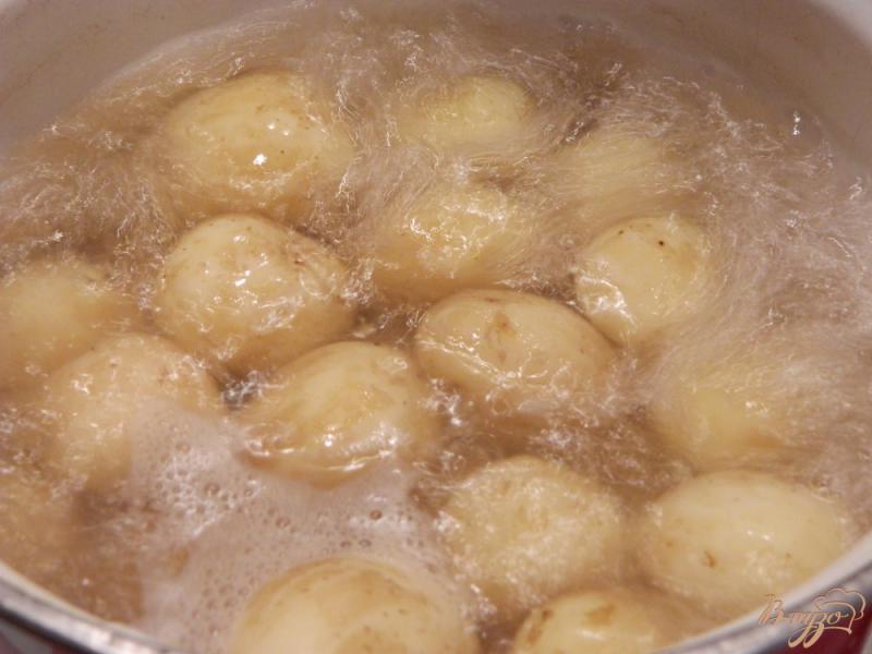 Фото приготовление рецепта: Отбивные из индейки с молодым картофелем шаг №7
