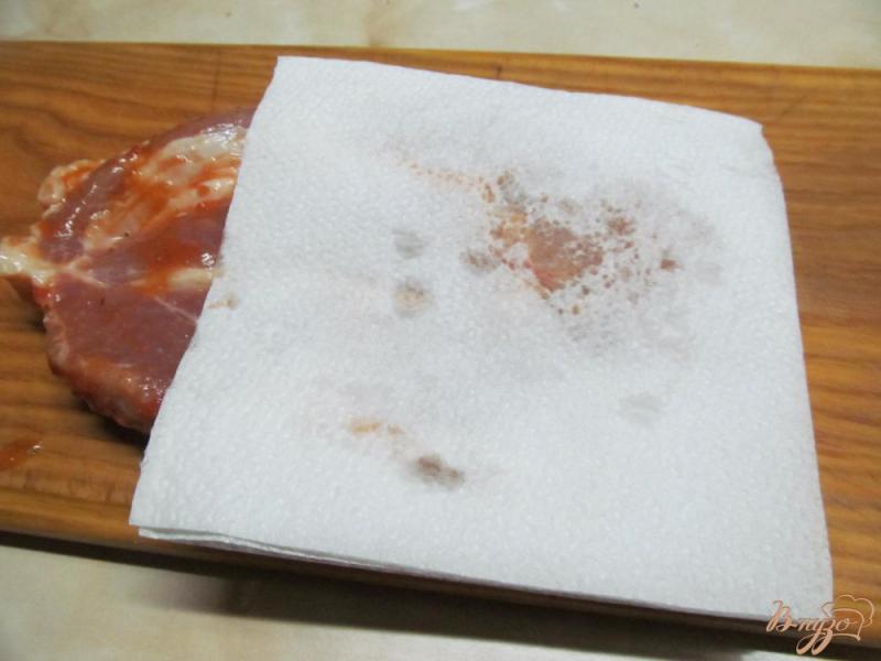 Фото приготовление рецепта: Свиной стейк на гриле шаг №4