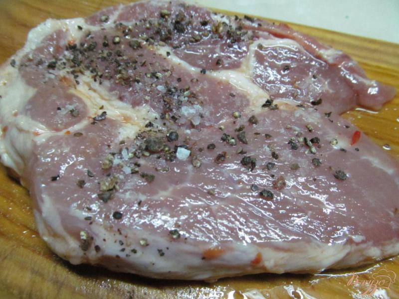 Фото приготовление рецепта: Свиной стейк на гриле шаг №5
