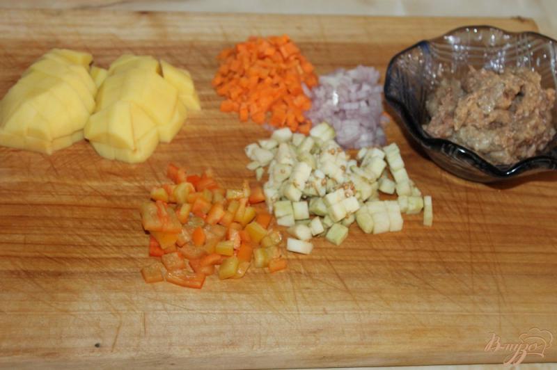 Фото приготовление рецепта: Суп с ленивыми фрикадельками, баклажаном и вермишелью шаг №1