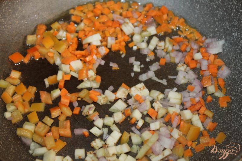 Фото приготовление рецепта: Суп с ленивыми фрикадельками, баклажаном и вермишелью шаг №3