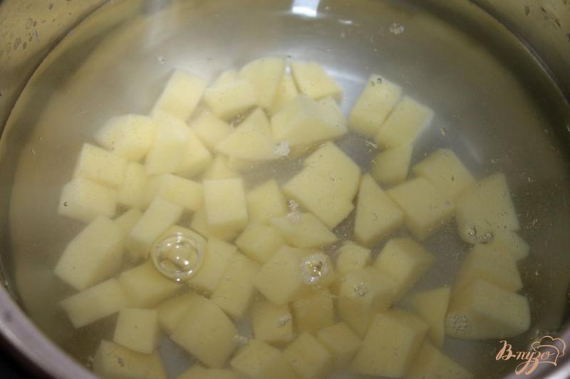 Фото приготовление рецепта: Суп с ленивыми фрикадельками, баклажаном и вермишелью шаг №2