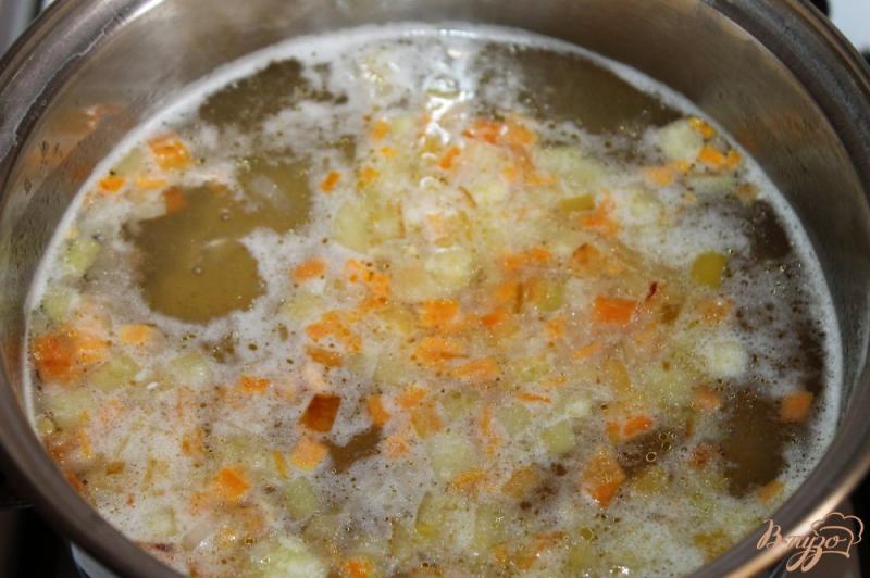 Фото приготовление рецепта: Суп с ленивыми фрикадельками, баклажаном и вермишелью шаг №4