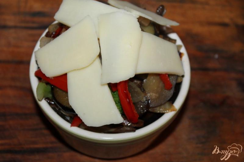 Фото приготовление рецепта: Овощной «ратаруй» с сыром шаг №6