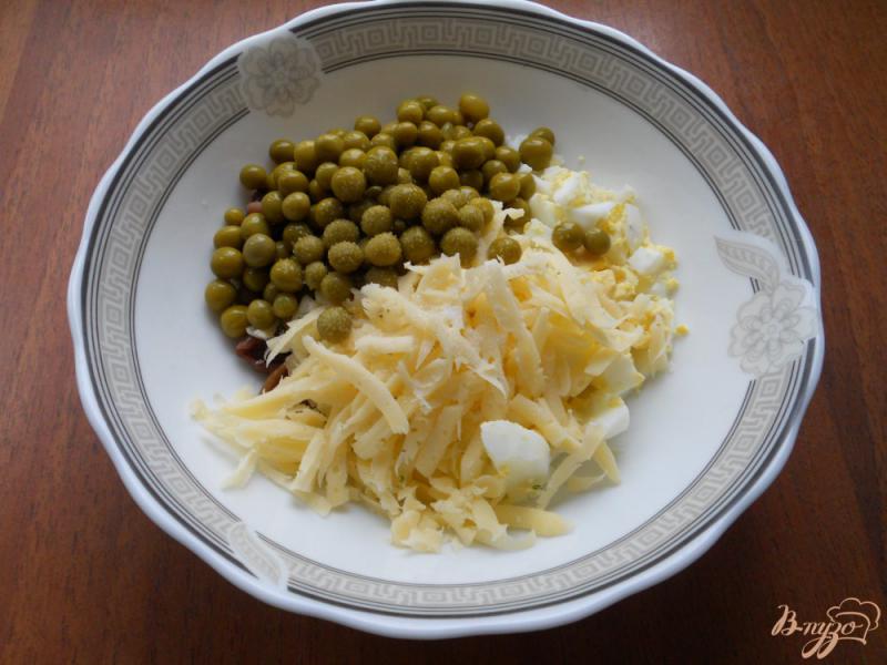 Фото приготовление рецепта: Грибной салат с сыром шаг №2