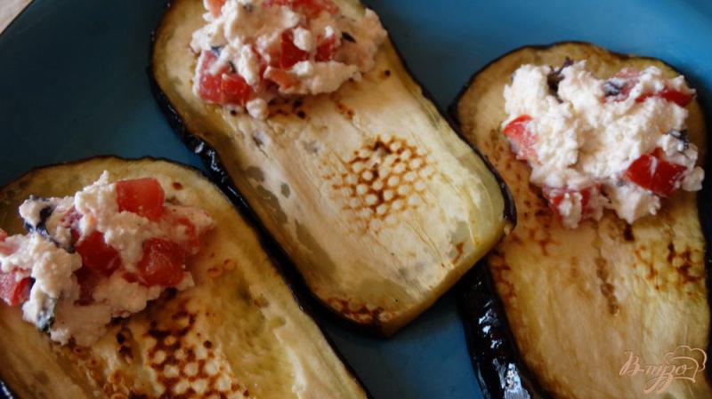 Фото приготовление рецепта: Рулетики из баклажанов с творогом и помидорами шаг №5