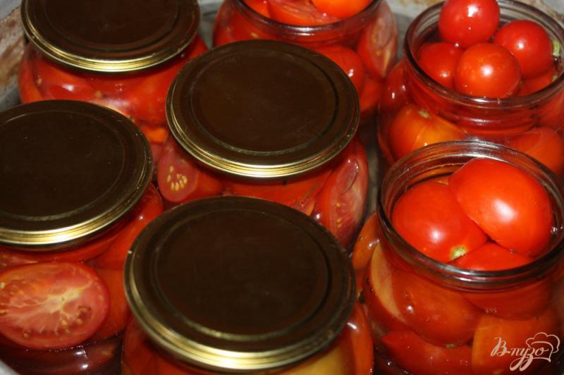 Фото приготовление рецепта: Консервированные помидоры половинками с луком и чесноком шаг №7