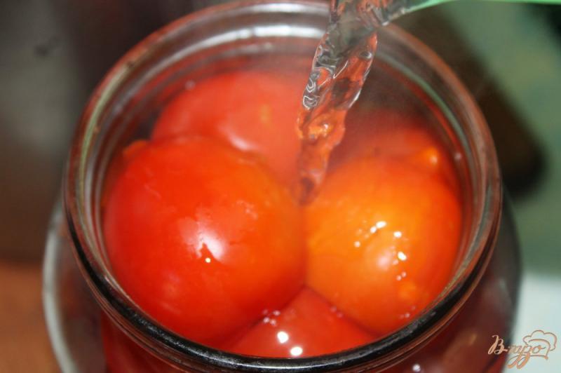 Фото приготовление рецепта: Консервированные помидоры половинками с луком и чесноком шаг №6