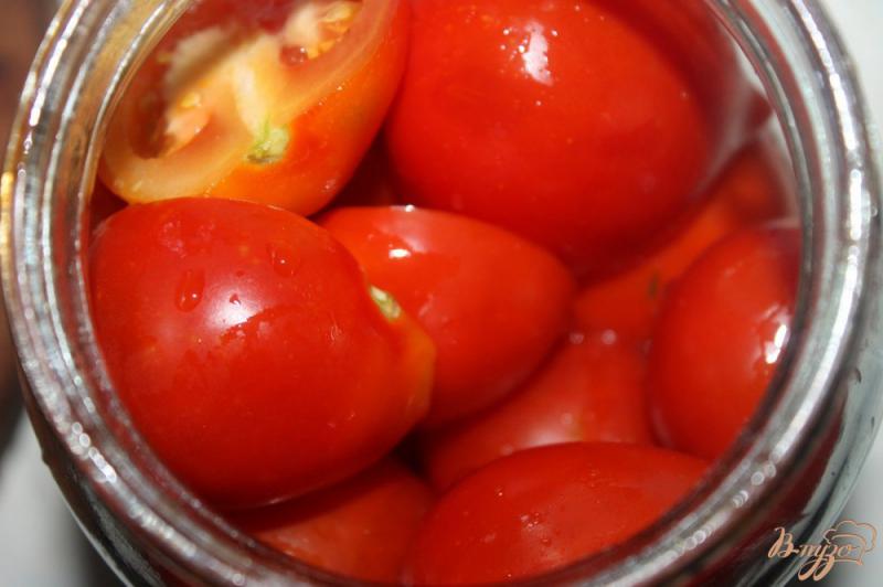 Фото приготовление рецепта: Консервированные помидоры половинками с луком и чесноком шаг №4
