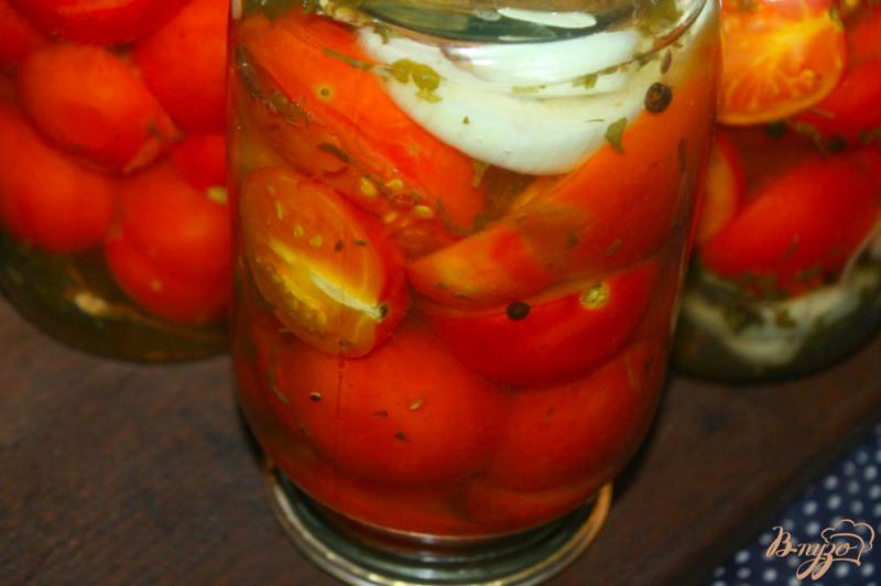 Фото приготовление рецепта: Консервированные помидоры половинками с луком и чесноком шаг №8