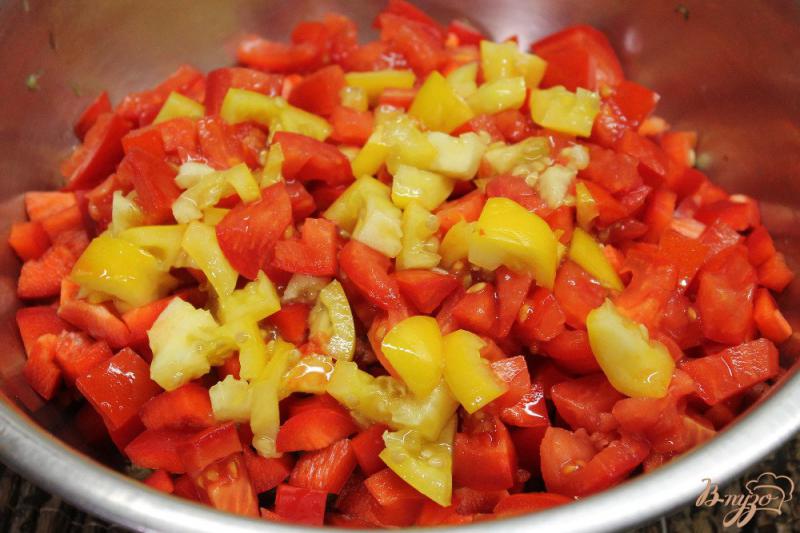 Фото приготовление рецепта: Печеные баклажаны замороженные с перцем, помидорами и базиликом шаг №3