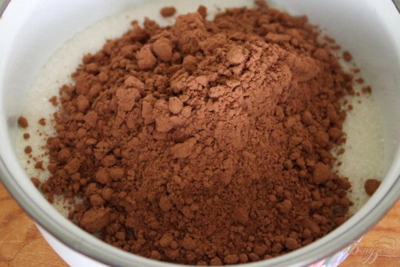Фото приготовление рецепта: Шоколадное мороженное с добавлением какао-порошка шаг №1