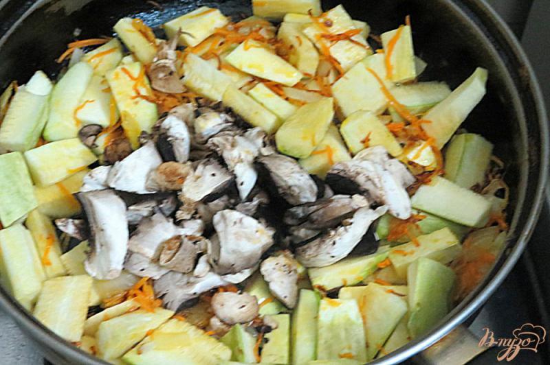 Фото приготовление рецепта: Кабачки с грибами под соусом Бешамель шаг №6