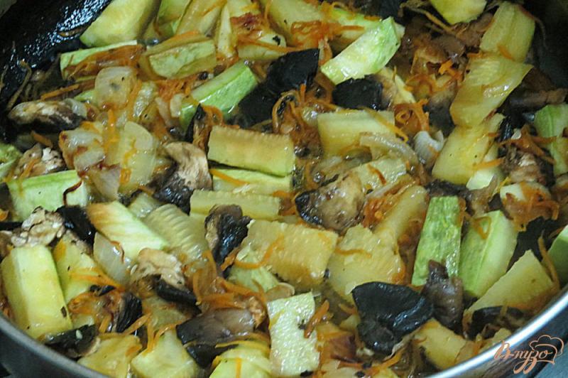 Фото приготовление рецепта: Кабачки с грибами под соусом Бешамель шаг №7
