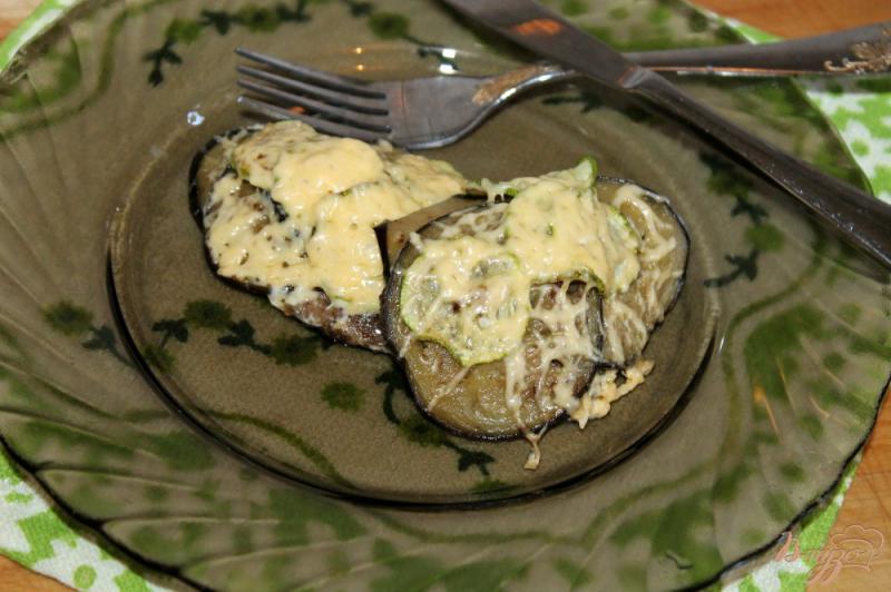 Фото приготовление рецепта: Отбивные с баклажаном, кабачком и сыром шаг №7