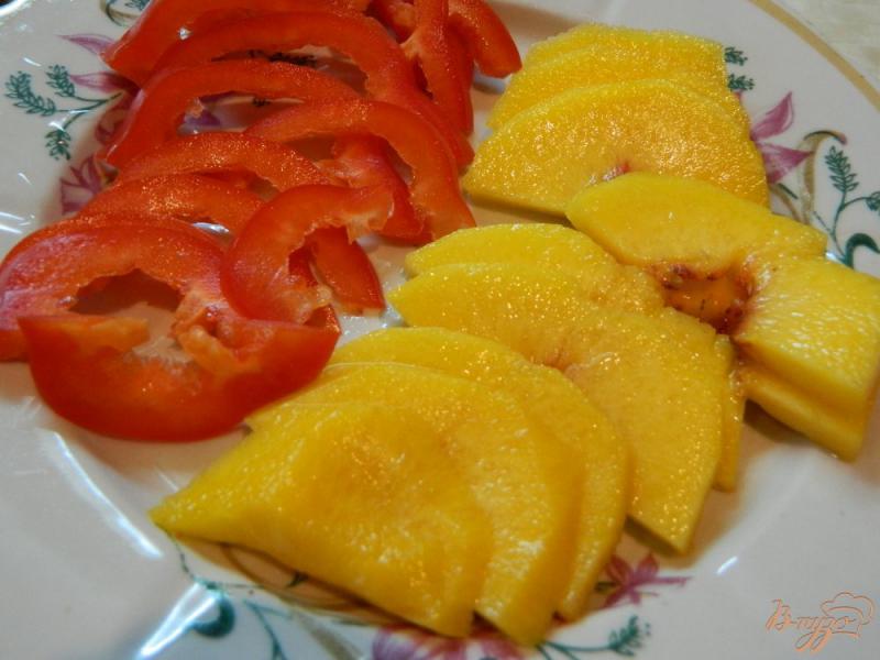 Фото приготовление рецепта: Салат с персиками и сладким перцем шаг №1