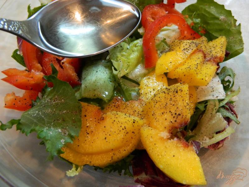 Фото приготовление рецепта: Салат с персиками и сладким перцем шаг №4