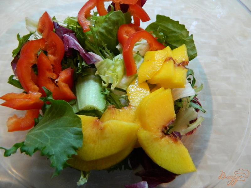Фото приготовление рецепта: Салат с персиками и сладким перцем шаг №3