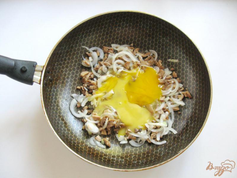 Фото приготовление рецепта: Яичный рулет с грибами шаг №5