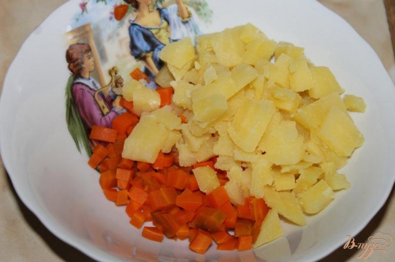 Фото приготовление рецепта: Салат с маринованными грибами, картофелем, яйцом и огурцом шаг №2