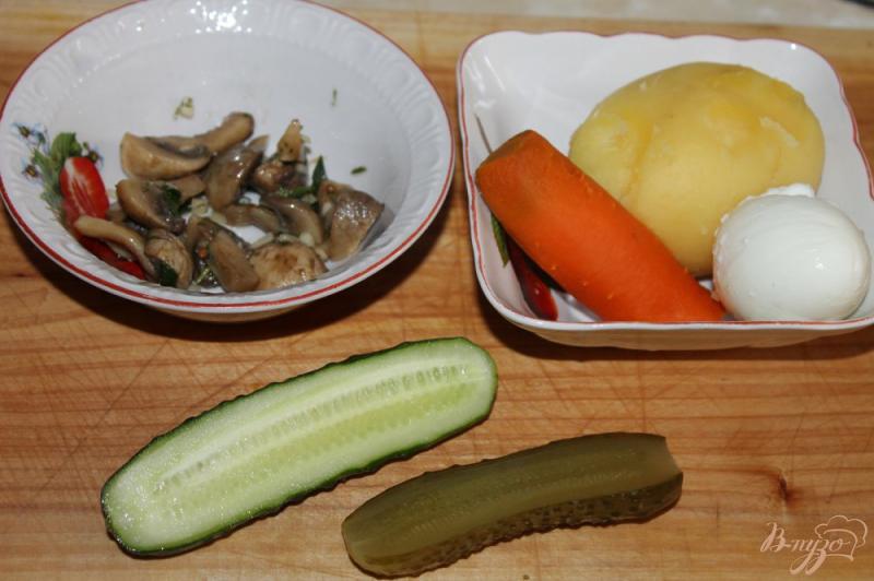 Фото приготовление рецепта: Салат с маринованными грибами, картофелем, яйцом и огурцом шаг №1