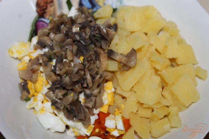 Фото приготовление рецепта: Салат с маринованными грибами, картофелем, яйцом и огурцом шаг №3
