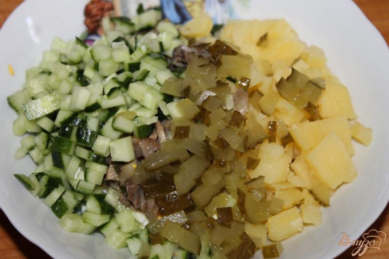 Фото приготовление рецепта: Салат с маринованными грибами, картофелем, яйцом и огурцом шаг №4
