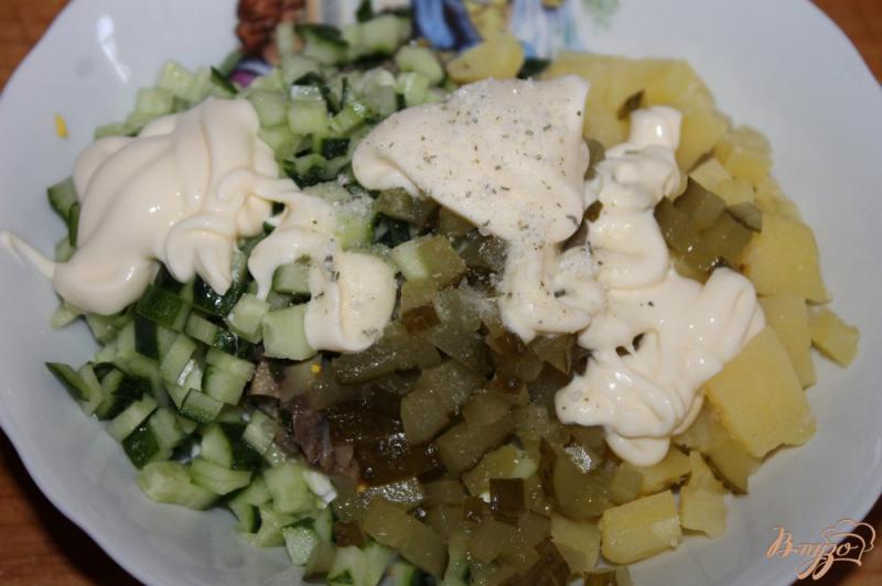 Фото приготовление рецепта: Салат с маринованными грибами, картофелем, яйцом и огурцом шаг №5