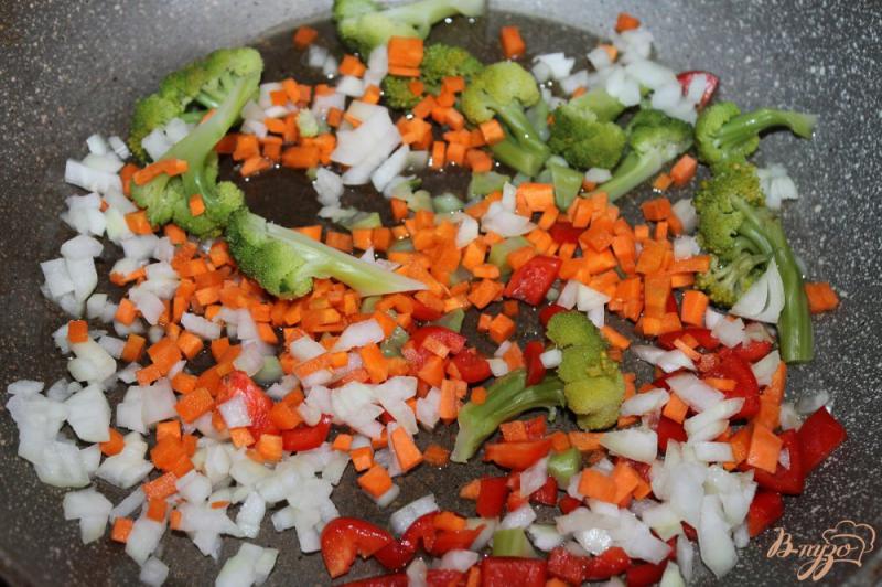 Фото приготовление рецепта: Картофельный суп с брокколи на бульоне шаг №3