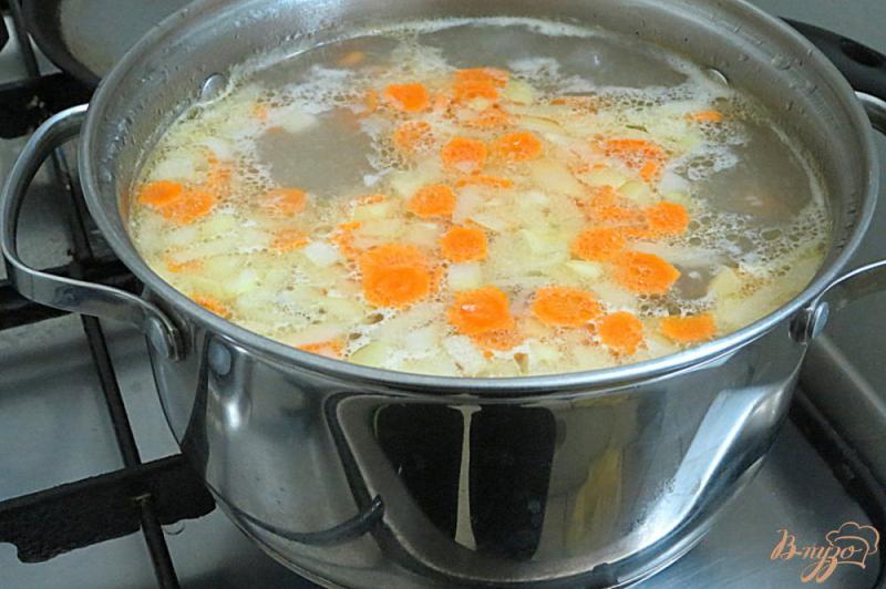 Фото приготовление рецепта: Суп из белых грибов шаг №8