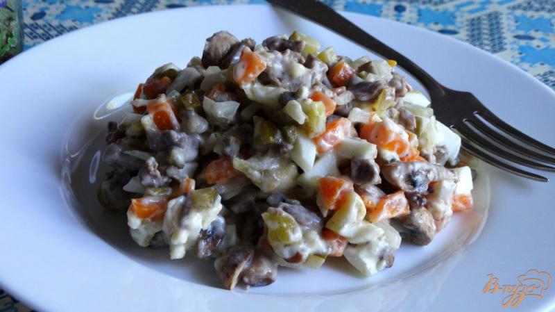 Фото приготовление рецепта: Салат с телятиной и шампиньонами шаг №6