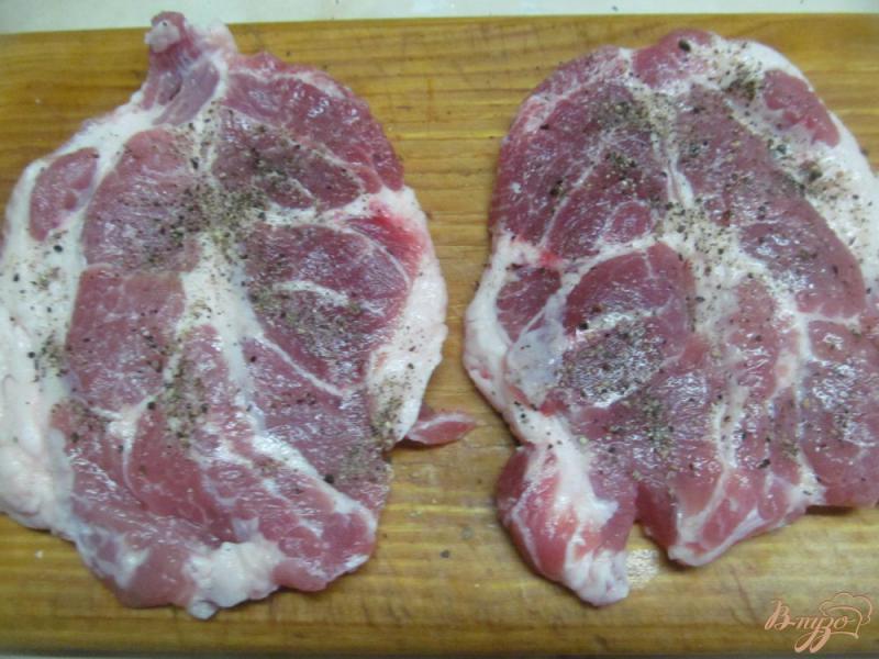 Фото приготовление рецепта: Свиной стейк с кисло-сладким салатом шаг №2