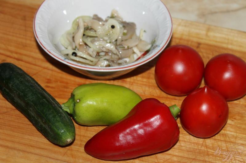 Фото приготовление рецепта: Овощной салат с маринованными вешенками шаг №1