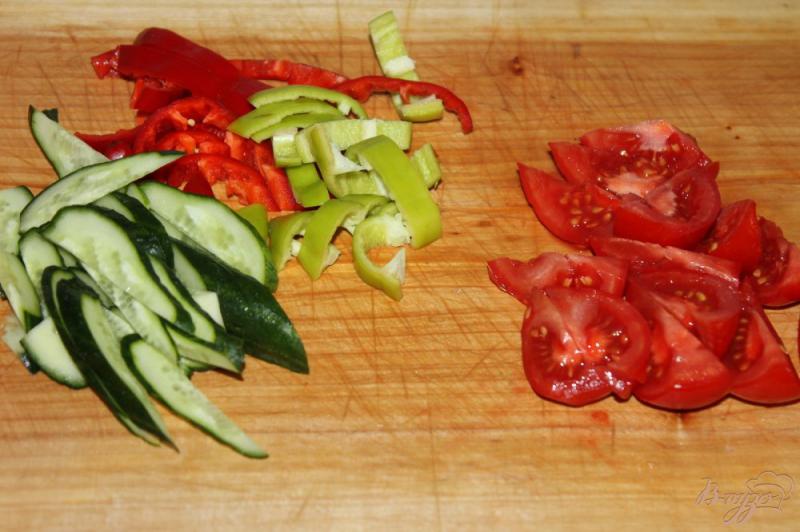 Фото приготовление рецепта: Овощной салат с маринованными вешенками шаг №2